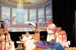 DSCF1873.jpg-Bogowie zeszli na scenę – wyjątkowa premiera Krakowskiego Teatru Międzydomowego.