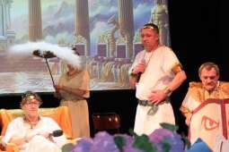 DSCF1874.jpg-Bogowie zeszli na scenę – wyjątkowa premiera Krakowskiego Teatru Międzydomowego.