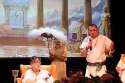 DSCF1876.jpg-Bogowie zeszli na scenę – wyjątkowa premiera Krakowskiego Teatru Międzydomowego.