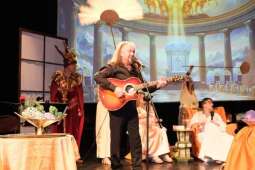 DSCF1882.jpg-Bogowie zeszli na scenę – wyjątkowa premiera Krakowskiego Teatru Międzydomowego.