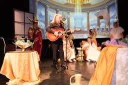 DSCF1884.jpg-Bogowie zeszli na scenę – wyjątkowa premiera Krakowskiego Teatru Międzydomowego.