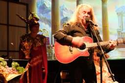 DSCF1886.jpg-Bogowie zeszli na scenę – wyjątkowa premiera Krakowskiego Teatru Międzydomowego.