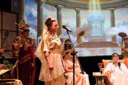 DSCF1889.jpg-Bogowie zeszli na scenę – wyjątkowa premiera Krakowskiego Teatru Międzydomowego.