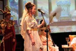 DSCF1891.jpg-Bogowie zeszli na scenę – wyjątkowa premiera Krakowskiego Teatru Międzydomowego.