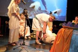 DSCF1894.jpg-Bogowie zeszli na scenę – wyjątkowa premiera Krakowskiego Teatru Międzydomowego.