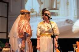 DSCF1900.jpg-Bogowie zeszli na scenę – wyjątkowa premiera Krakowskiego Teatru Międzydomowego.