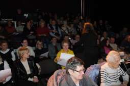 DSCF1902.jpg-Bogowie zeszli na scenę – wyjątkowa premiera Krakowskiego Teatru Międzydomowego.