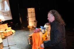 DSCF1903.jpg-Bogowie zeszli na scenę – wyjątkowa premiera Krakowskiego Teatru Międzydomowego.