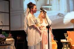 DSCF1905.jpg-Bogowie zeszli na scenę – wyjątkowa premiera Krakowskiego Teatru Międzydomowego.