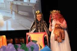 DSCF1911.jpg-Bogowie zeszli na scenę – wyjątkowa premiera Krakowskiego Teatru Międzydomowego.