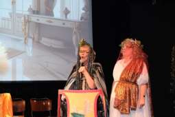 DSCF1912.jpg-Bogowie zeszli na scenę – wyjątkowa premiera Krakowskiego Teatru Międzydomowego.