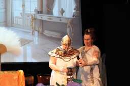 DSCF1914.jpg-Bogowie zeszli na scenę – wyjątkowa premiera Krakowskiego Teatru Międzydomowego.