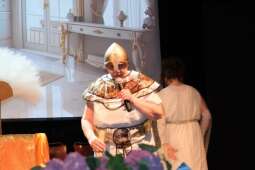 DSCF1915.jpg-Bogowie zeszli na scenę – wyjątkowa premiera Krakowskiego Teatru Międzydomowego.