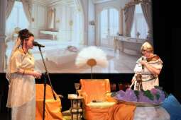 DSCF1918.jpg-Bogowie zeszli na scenę – wyjątkowa premiera Krakowskiego Teatru Międzydomowego.