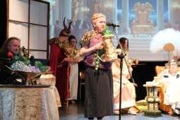 DSCF1921.jpg-Bogowie zeszli na scenę – wyjątkowa premiera Krakowskiego Teatru Międzydomowego.