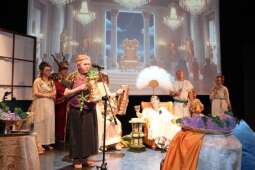 DSCF1924.jpg-Bogowie zeszli na scenę – wyjątkowa premiera Krakowskiego Teatru Międzydomowego.