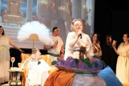 DSCF1932.jpg-Bogowie zeszli na scenę – wyjątkowa premiera Krakowskiego Teatru Międzydomowego.