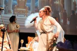 DSCF1933.jpg-Bogowie zeszli na scenę – wyjątkowa premiera Krakowskiego Teatru Międzydomowego.