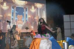 DSCF1961.jpg-Bogowie zeszli na scenę – wyjątkowa premiera Krakowskiego Teatru Międzydomowego.