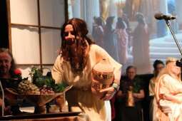 DSCF1975.jpg-Bogowie zeszli na scenę – wyjątkowa premiera Krakowskiego Teatru Międzydomowego.