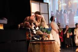 DSCF1976.jpg-Bogowie zeszli na scenę – wyjątkowa premiera Krakowskiego Teatru Międzydomowego.