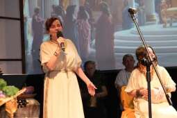 DSCF1986.jpg-Bogowie zeszli na scenę – wyjątkowa premiera Krakowskiego Teatru Międzydomowego.