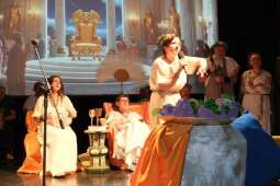 DSCF1989.jpg-Bogowie zeszli na scenę – wyjątkowa premiera Krakowskiego Teatru Międzydomowego.