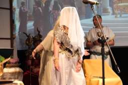 DSCF2001.jpg-Bogowie zeszli na scenę – wyjątkowa premiera Krakowskiego Teatru Międzydomowego.