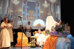 DSCF2002.jpg-Bogowie zeszli na scenę – wyjątkowa premiera Krakowskiego Teatru Międzydomowego.