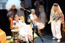 DSCF2007.jpg-Bogowie zeszli na scenę – wyjątkowa premiera Krakowskiego Teatru Międzydomowego.