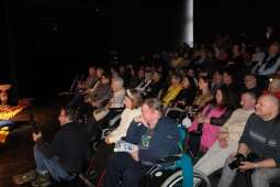 DSCF2017.jpg-Bogowie zeszli na scenę – wyjątkowa premiera Krakowskiego Teatru Międzydomowego.