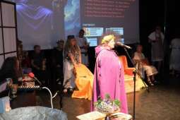 DSCF2020.jpg-Bogowie zeszli na scenę – wyjątkowa premiera Krakowskiego Teatru Międzydomowego.