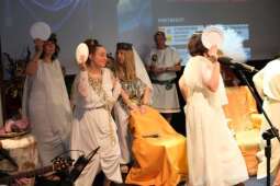 DSCF2024.jpg-Bogowie zeszli na scenę – wyjątkowa premiera Krakowskiego Teatru Międzydomowego.