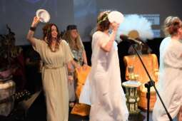 DSCF2026.jpg-Bogowie zeszli na scenę – wyjątkowa premiera Krakowskiego Teatru Międzydomowego.