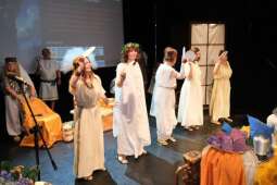 DSCF2030.jpg-Bogowie zeszli na scenę – wyjątkowa premiera Krakowskiego Teatru Międzydomowego.