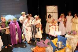 DSCF2049.jpg-Bogowie zeszli na scenę – wyjątkowa premiera Krakowskiego Teatru Międzydomowego.