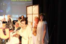 DSCF2053.jpg-Bogowie zeszli na scenę – wyjątkowa premiera Krakowskiego Teatru Międzydomowego.