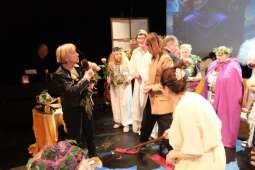 DSCF2073.jpg-Bogowie zeszli na scenę – wyjątkowa premiera Krakowskiego Teatru Międzydomowego.