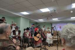 Na zdjęciu Mieszkańcy na tle grupy przedstawiającej program Jasełek wykonywany przez DPS Łanowa 41.