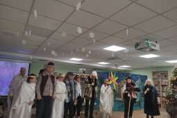 Na zdjęciu Teatr wyobraźni przedstawia program Jasełek, którzy są w trakcie śpiewania kolęd. 