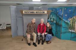 Na zdjęciu Mieszkańcy oraz pracownik przy „Przystanku Betlejem”. 