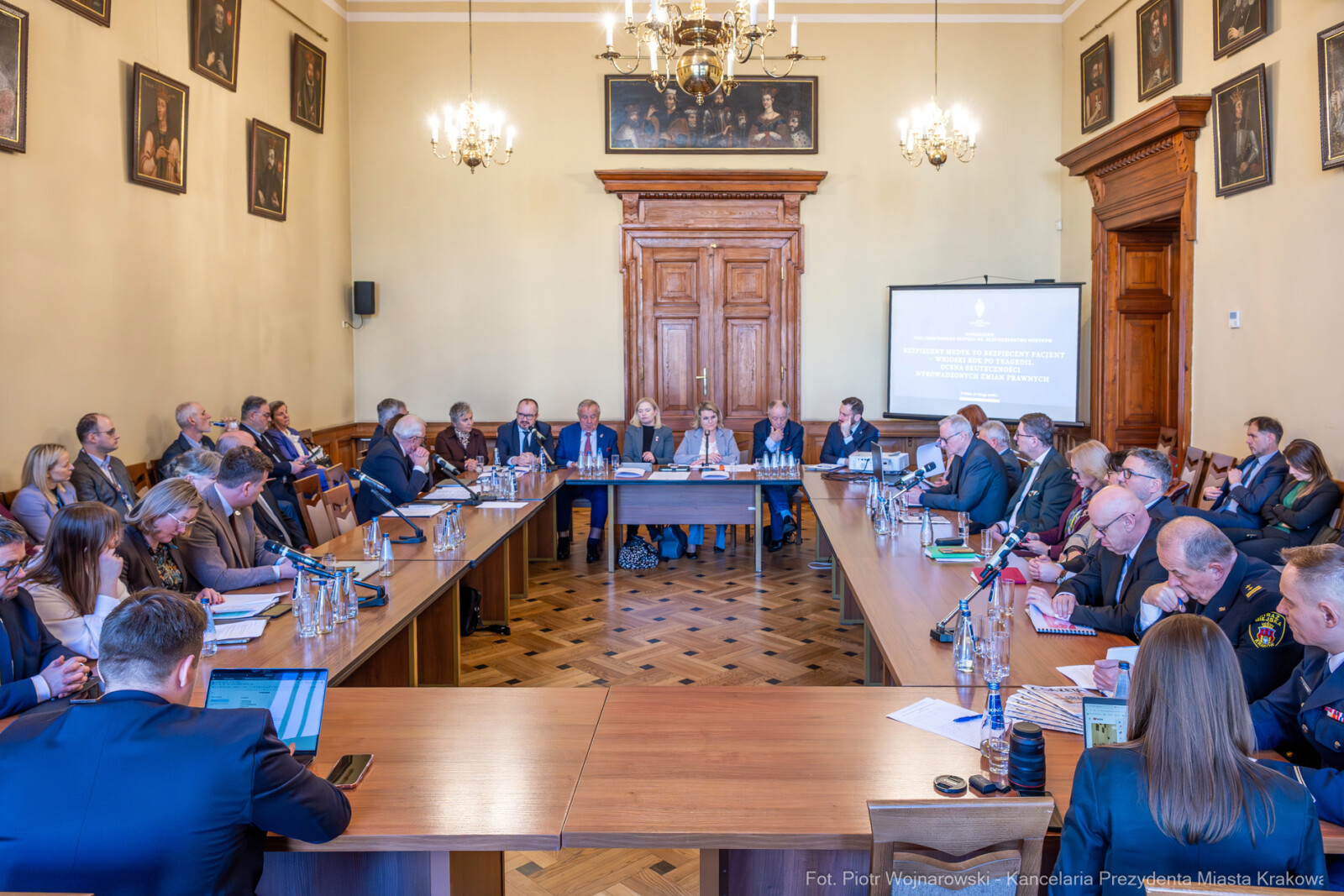 Miszalski, obrady, zespół parlamentarny, bezpieczeństwo medyków, Piątkowska, Fedorowicz, Bednar  Autor: Piotr Wojnarowski