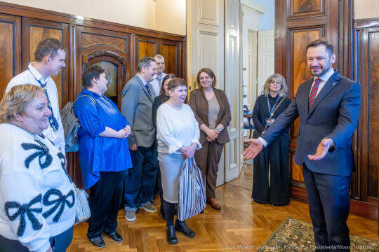 UMK_2707.jpg-Miszalski, DPS, wizyta, Urząd Miasta, zdjęcia