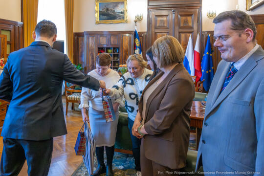 UMK_2748.jpg-Miszalski, DPS, wizyta, Urząd Miasta, zdjęcia