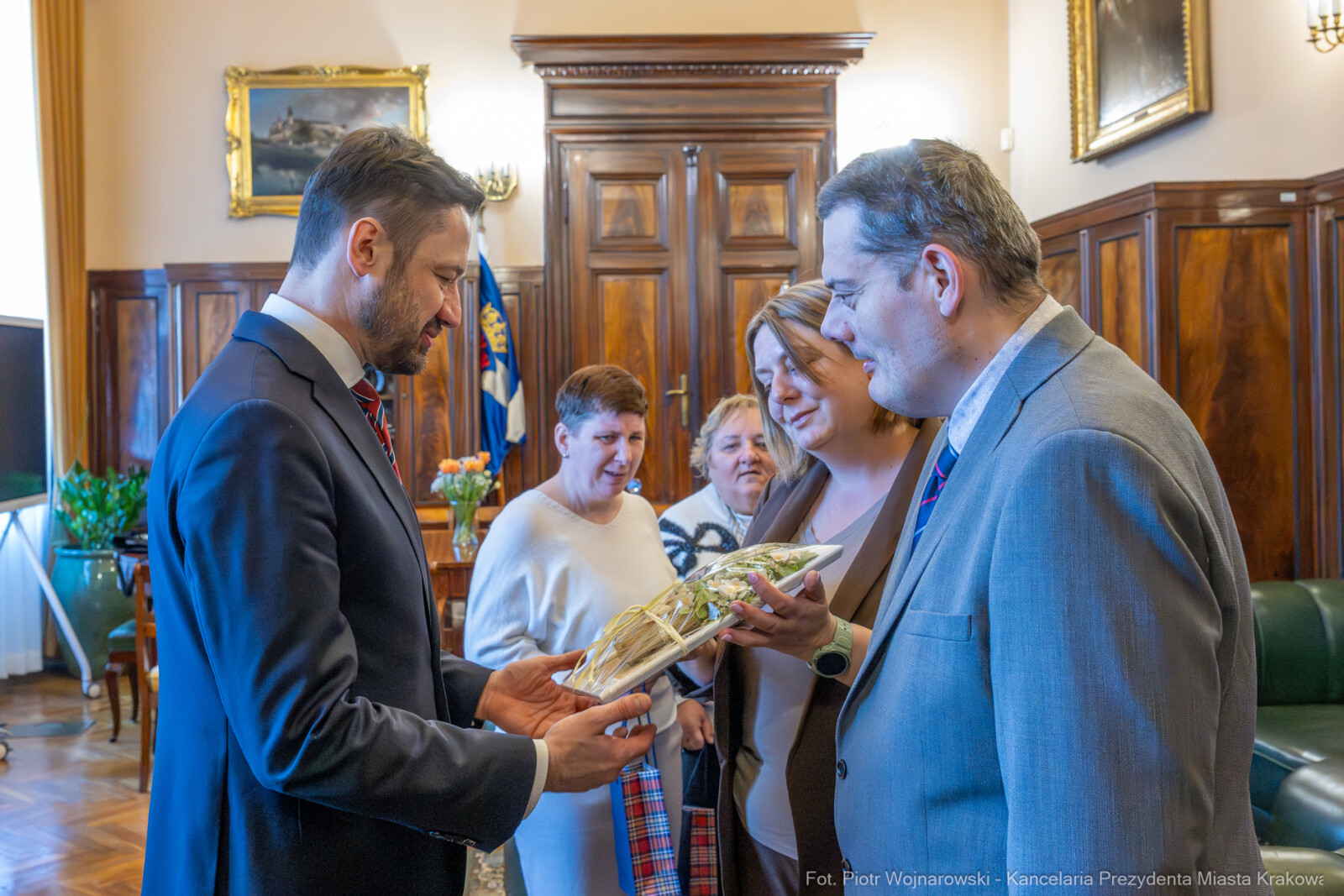 UMK_2813.jpg-Miszalski, DPS, wizyta, Urząd Miasta, zdjęcia  Autor: Piotr Wojnarowski