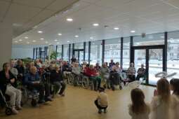 Na zdjęciu dzieci z Przedszkola nr 42 Sióstr Urszulanek Unii Rzymskiej w Krakowie występują przed Mieszkańcami w programie „Jasełka”