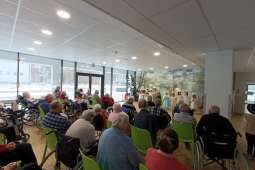 Na zdjęciu Mieszkańcy obserwują występ dzieci z Przedszkola nr 42 Sióstr Urszulanek Unii Rzymskiej w Krakowie.