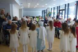 Na zdjęciu dzieci z Przedszkola nr 42 Sióstr Urszulanek Unii Rzymskiej w Krakowie kończą swój występ „Jasełka” (ujęcie tyłem). 