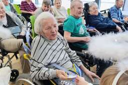 Na zdjęciu dziewczynka z Przedszkola nr 42 Sióstr Urszulanek Unii Rzymskiej w Krakowie wręcza serduszko Mieszkance.  