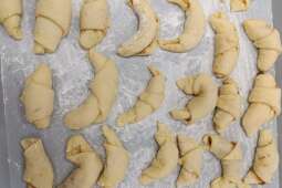 Na zdjęciu rogaliki przygotowane na brytfannie do pieczenia. 